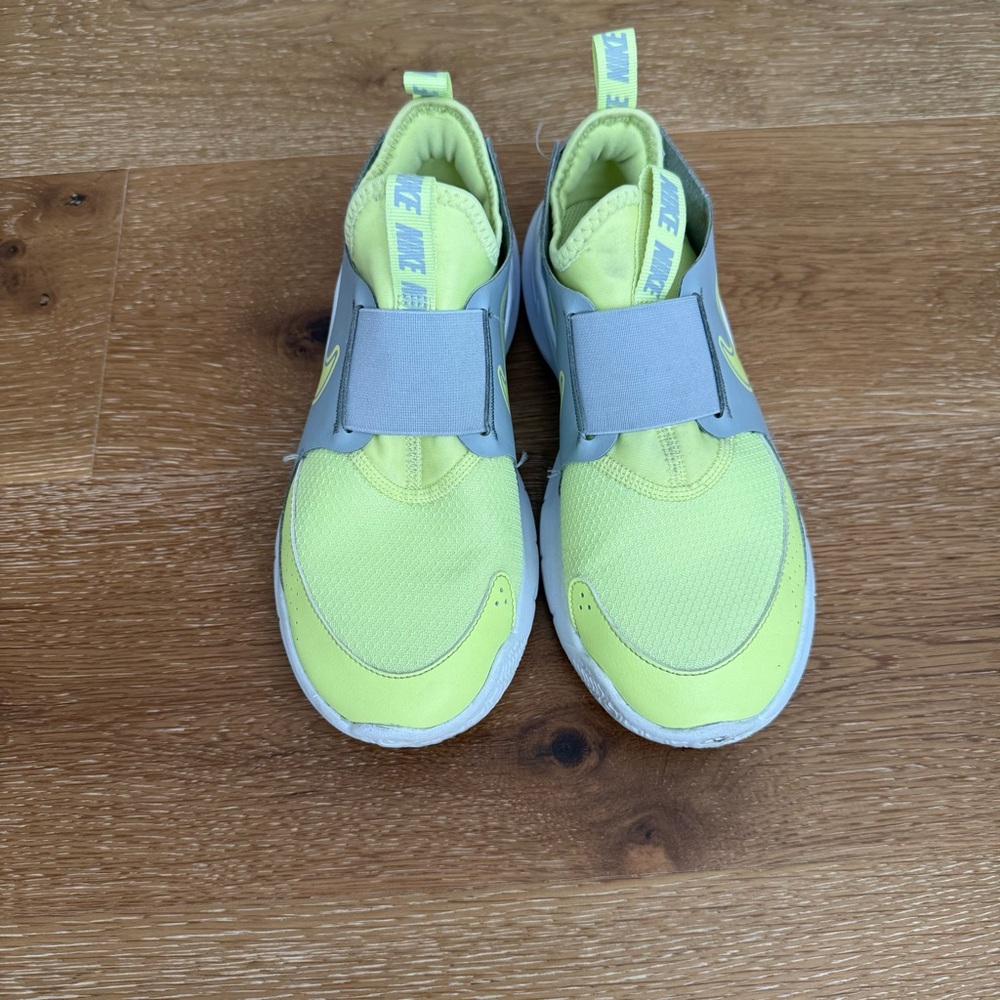 Nike Youth Flex runner in Yellow Gray 5.5